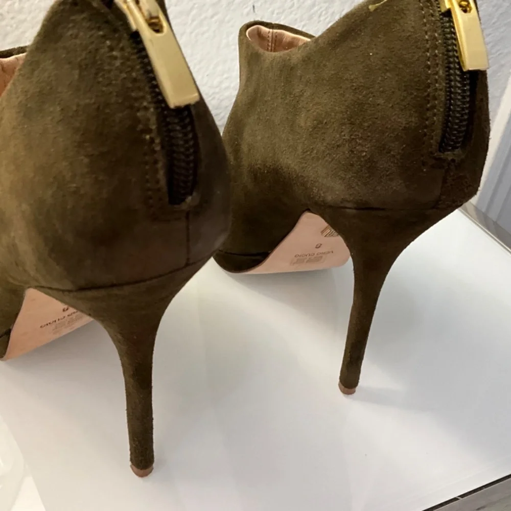 POUR LA VICTOIRE OLIVE GREEN SUEDE PEEP TOE BOOTIES♥️♥️♥️
